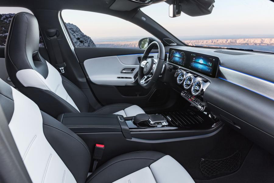 Интерьер Mercedes-Benz A200 AMG Line (W177) 2018 года  (WW) (фото 32 из 99)